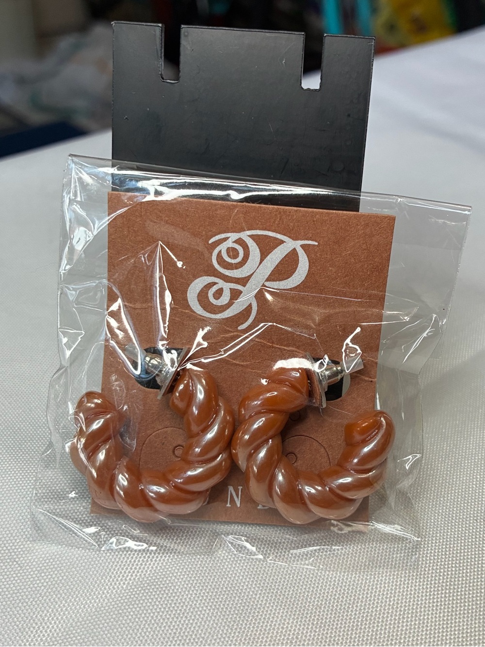 NIP Plunder Design Caramel Pearlized Twisted Acrylic Hoop Earrings - Picture 3 of 4